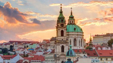 günbatımı St Nicolas timelapse Mala Strana Prag'ın arkasında. Renkli bulutlu gökyüzü. Lesser Town Tower görünümünden