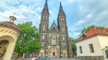 Vysehrad Kalesi, Prag Neo-Gotik Saint Peter ve Paul Katedrali timelapse hyperlapse. 2003 yılında kilise bazilika için Papa John Paul II tarafından yükseltilmiş.