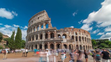 İtalya 'nın başkenti Roma' daki Flavian Amfitiyatrosu olarak da bilinen Kolezyum ya da Kolezyum zaman aşımına uğrayan birçok turist görülüyor. Bulutlu mavi gökyüzü