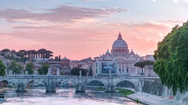 St. Peter Bazilikası, Saint Angelo Köprüsü ve Tiber Nehri, günbatımında. Güzel bulutlu gökyüzü ile köprüden manzara. Roma, İtalya