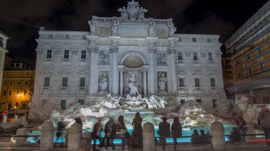 Ünlü Trevi Çeşmesi gece vakti aşırı hızlanıyor. Burası Roma 'da en çok ziyaret edilen yerlerden biri. Kalabalık burada kalsın..