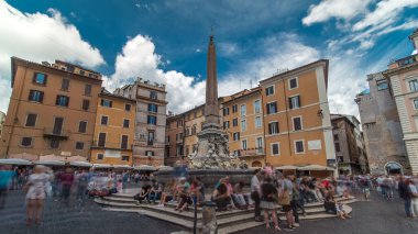 Çeşme timelapse hyperlapse Doğum Via Nazionale olduğunu bir piazza (Belediye Meydanı) Roma, İtalya, Güney tarafında Panteon Roma, İtalya, bulunur. Bulutlu mavi gökyüzü