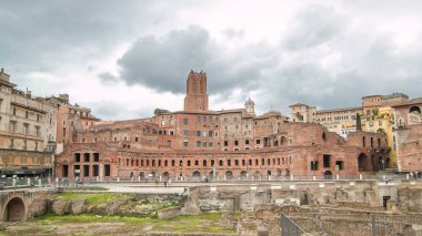 İtalya 'nın başkenti Roma' da Via dei Fori Imperiali 'de Trajan' ın Market zaman atlaması (Mercati Traianei) panoramik görüntüsü. Bulutlu gökyüzü