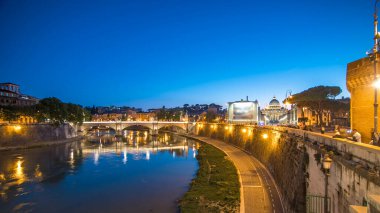 Ponte Vittorio Emanuele İtalya 'nın Tiber kentinde, Roma' nın tarihi merkezini Roma Pons Neronianus yakınlarındaki Rione Borgo ve Vatikan şehrine bağlayan köprü..