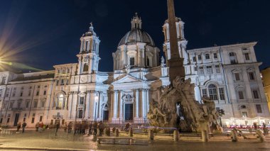 Geceleri dört ırmak timelapse hyperlapse Piazza Navona Sant'Agnese arka planda Agone kilise, Roma, İtalya, üzerinde tarih fontana aydınlatılmış. Turistler ve ışıklı eski binalar