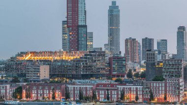 Hollanda Rotterdam 'daki Katendrecht yarımadası ve Maashaven limanının panoramik hava geçiş zamanı. Şehir silueti modern gökdelenler ve geleneksel Hollanda rıhtım evleri
