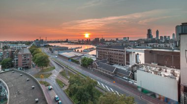 Gün batımında Maashaven zamanının hava panoramik görüntüsü Rotterdam 'da demirli iç gemilerle, Katendrecht ve Maas Nehri. Eski fabrika ofis ve etkinlik alanına dönüştü. Yollar boyunca trafik