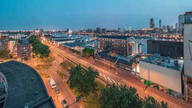 Maashaven 'daki kulelerin hava panoramik görüntüsü gece gündüz geçiş zamanlarında demirli gemilerle, Katendrecht ve Maas River, Rotterdam. Fabrika yakınındaki trafik ofis ve etkinlik alanına dönüştürüldü