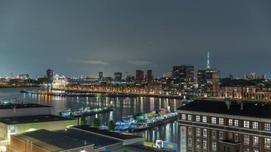 Maashaven 'daki aydınlık kulelerin üzerinde hava panoramik manzarası. Bağlı gemiler, Katendrecht ve Maas River, Rotterdam. Eski fabrika yakınlarındaki trafik ofis ve etkinlik alanına dönüştü