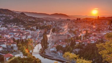 Saraybosna 'nın en popüler panoramik noktasından nehrin aktığı gün batımı manzarası. Sarı Kale (Zuta Tabija) yakınlarındaki yol, Vratnik