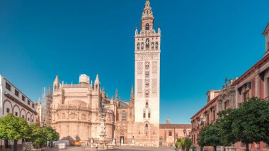 Seville Katedrali ve Giralda Kulesi 'nin Sevilla, İspanya' daki aşırı hızını gösteren panorama. Dünyanın en büyük gotik katedrali Virgen de los Reyes meydanında, mavi gökyüzünün altında.