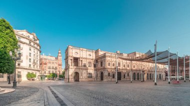 Panorama, Sevilla, San Francisco Plaza 'daki belediye binasının sabah saatlerini gösteriyor. Mavi gökyüzü altında geleneksel Endülüs binalarıyla çevrili Kasa Düşünceli, Plateresk mimari