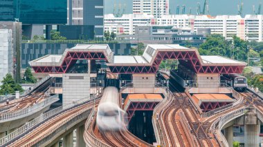 Singapur 'un en büyük toplu taşıma merkezlerinden biri olan Jurong Doğu Kavşağı metro istasyonunun hava zaman tüneli. Yolcu otobüs ve demiryolu arasında değişebilir