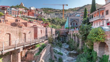 Eski Tiflis, Gürcistan 'ın terk edilmiş bir bölgesi. Sülfür hamamlarının çoğunun havadan yapıldığı yer. Şelale meydanının yakınındaki nehir ve şelale manzarası