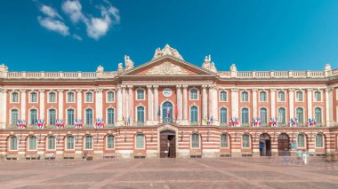 Capitole de Toulouse ön cephesi hiperhızlandırılmış zaman gösterileri Fransa 'nın tarihi belediye binası ve belediye kalbi Capitole Meydanı' nda çarpıcı mavi gökyüzü altında yer almaktadır.