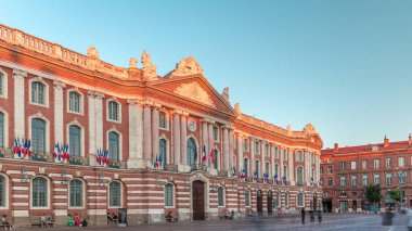 Capitole de Toulouse zaman ayarlı hiperlapse gösterilerinde Fransa 'nın Toulouse şehrinin tarihi belediye binası ve belediye kalbi mavi gökyüzünün altında yer alır. Gün batımında gölge kaplaması