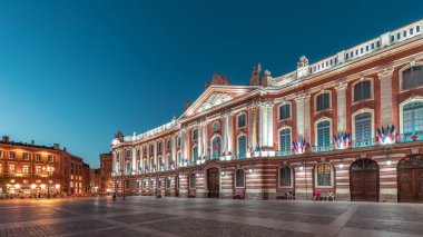 Capitole de Toulouse 'da gece gündüz geçiş zamanı hiperhızlandırılmış şehir merkezi ve Fransa' nın tarihi merkezi Toulouse, Capitole Meydanı 'nda akşam üstü gökyüzü altında sergilenmektedir.