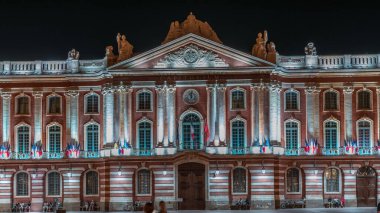Capitole de Toulouse gece vakti hiperhız gösterileri Fransa 'nın başkenti Toulouse' un tarihi belediye binasını ve şehir merkezindeki Place du Capitole meydanını aydınlattı