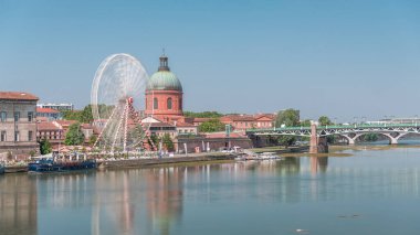 Garonne Nehri 'nden La Grave Hastanesi' nin yeşil kubbesine, Saint-Pierre Köprüsü 'ne, Saint-Pierre Meydanı' na ve nehir kıyısında dönme dolaba kadar her yeri görebiliyoruz. Toulouse, Fransa
