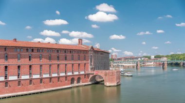 Toulouse 'un tarihi Dieu Saint-Jacques Oteli' nin Fransa 'nın Garonne Nehri kıyısındaki hava hızında düşüşü. Eski 16. yüzyıl hastanesi, şu anda Tıp Tarihi Müzesi 'nin zamanaşımına ev sahipliği yapıyor.