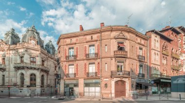 Panorama, Fransa 'nın Toulouse kentindeki Rue du Languedoc ve Theodore Ozenne kavşağında tarihi tuğla cephelerini gösteriyor. Canlı şehir merkezindeki Carmes metro istasyonu yakınlarındaki dükkanlar, kafeler, yol trafiği