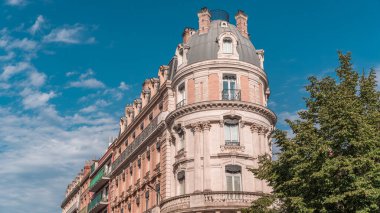 Toulouse, Occitanie, Fransa 'daki Rue de Metz zaman kavşağı, tarihi cepheleri, dükkanları, kafeleri ve mavi bulutlu gökyüzü. Şehrin göbeğinde canlı bir şehir manzarası