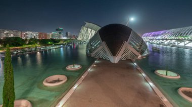 Panorama, Valencia 'nın Sanat ve Bilim Şehri' nin fütüristik mimarisine yansıyan dolunay ile baş döndürücü zaman çizelgesini gösteriyor. Büyüleyici bir İspanyol kültürel simgesi