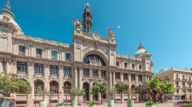 Valensiya 'daki tarihi posta ofisi (Palau de les Comunicacions) Belediye Binası Meydanı' nda (Plaza del Ayuntamiento Meydanı) zaman aşımına uğradı. Süslü cephe, trafik ve İspanya şehir merkezinde mavi bir gökyüzü..