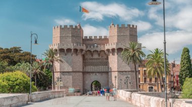 Serrans Towers (Torres de Serranos) İspanya 'nın Valencia şehrinde zaman aşımına uğradı. Şehrin antik duvarlarından gelen büyük bir ortaçağ kapısı. Mavi gökyüzü altındaki hareketli sokak manzaraları bu tarihi yeri çerçeveler.