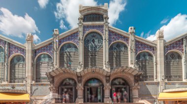 Valencia Merkez Pazarı zaman aşımına uğradı. Çarpıcı mimarisi, boyalı camları, kubbesi ve fayans detayları olan tarihi bir kamu pazarı. Market Meydanı 'nda, Santos Juanes Kilisesi yakınlarında. İspanya