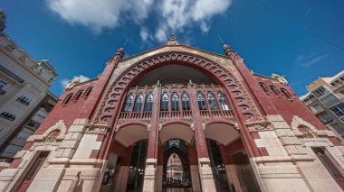 Valencia, İspanya 'da Mercado de Colon ön cephe zaman atlaması, çarpıcı Art Nouveau mimarisi sergileniyor. Güzelce restore edilmiş bir pazar binasında dükkanları ve kafeleri olan popüler turistik yerler.