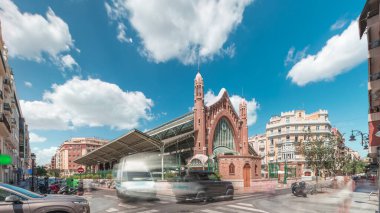 Valencia, İspanya 'da Mercado de Colon zaman atlaması, göz kamaştırıcı Art Nouveau mimarisi. Güzelce restore edilmiş bir pazar binasında dükkanları ve kafeleri olan popüler turistik yerler..