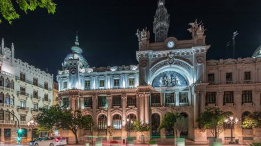 Valensiya 'daki tarihi posta ofisi (Palau de les Comunicacions) Belediye Binası Meydanı' nda (Plaza del Ayuntamiento Plaza del Ayuntamiento) gece zaman aşımına uğradı. İspanya şehir merkezinde sokak ve cephe trafiği.