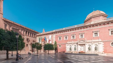 Panorama, tarihi Museo del Patriarca müzesi, heykeller ve Patrik Kilisesi 'nin yer aldığı, Valencia' daki Patrik Okul Meydanı 'nı gösteriyor. Açık mavi gökyüzü, İspanya.