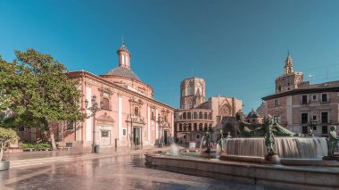 Valencia Plaza de la Virgen 'in zaman çizelgesini gösteren panorama, İspanya' nın tarihi gökyüzü altında Turia Fountain, Cathedral ve Basilica de la Virgen de los Desamparados 'u sergiliyor.