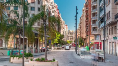 Valencia Merkez Pazarı 'na yakın bir otobüs durağı yakınındaki trafik geçişleri. Tarihi kamu pazarı, mozaik cam, kubbe ve fayanslar da dahil olmak üzere mimarisi ile ünlüdür. İspanya.
