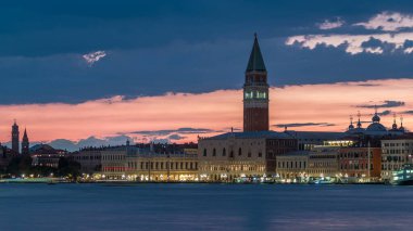Dük 'ün Sarayı ve St. Mark Katedrali' nin Campanile 'i günden geceye geçiş zamanı. Venedik, İtalya. Gün batımından sonra renkli bulutlu gökyüzü