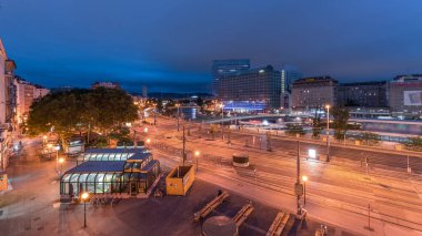 Schwedenplatz Hava Gecesi Zamanlaması. İsveç Meydanı, Viyana 'nın orta kesiminde, Tuna Kanalı' nda yer alan ve en önemli toplu taşıma kavşaklarından biridir. Eski ve modern binalar