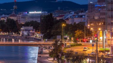 Viyana 'daki Tuna Kanalı' ndaki hava manzarası yaz mevsiminin doğuşundan önce günden güne değişiyor. Rıhtımda yürüyen insanlar
