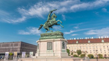 Heykel binicisi Erzherzog Karl (Arşidük Charles) elinde bayrak, elinde hiperhız. Heldenplatz (Kahramanlar Meydanı). Viyana (Wien). Avusturya