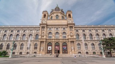 Avusturya 'nın başkenti Viyana' da bulunan ünlü Naturhistorisches Museum 'un (Doğal Tarih Müzesi) ön görünümü, park ve heykellerle hızlandırılmış zaman atlaması. Yeşil çimenler ve ağaçlar