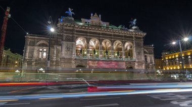 Avusturya, Viyana 'da Wiener Staatsoper' ın (Viyana Devlet Operası) gece saatleri aşırı hızlanmasının güzel manzarası. Tarihi binalar ve caddelerdeki trafik aydınlandı