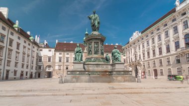 Kayzer Franz Joseph 'in heykeli Viyana' daki Hofburg Sarayı 'nda süratle ilerliyor. Hofburg Sarayı 'nın avlusunda yer alır. Güneşli bir günde mavi gökyüzü