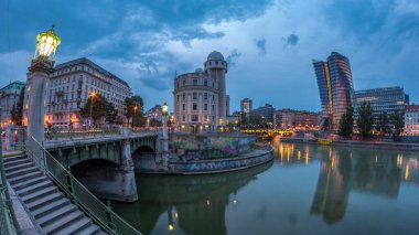 Viyana 'daki Uranya' nın panoramik manzarası diğer binalar ve Tuna Kanalı 'ndan geceye geçiş zamanı. Uranya bir kamu eğitim enstitüsü ve gözlemevi.