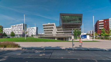 Viyana Ekonomi ve İş Üniversitesi 'nin (Wirtschaftsuniversitat Wien) modern kütüphane ve öğrenim merkezi Avrupa' nın en büyük İş Üniversitesi 'dir. Güneşli bir günde mavi gökyüzü