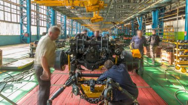 Konveyör montajı, traktörün gövdesini büyük endüstriyel fabrika zaman diliminde sahneleyecek. Çerçeve montajı, Chassis ve süspansiyon kurulumu ve diğer bölümler.