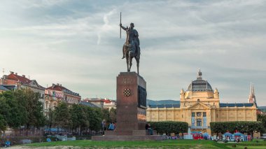 Hırvatistan Kralı Tomislav 'ın anıtı, Hırvatistan' ın başkenti Zagreb 'deki renkli parktaki yüksek hız ve sanat pavyonu. Gün batımından önce mavi bulutlu gökyüzü. Görüntüyü kapat