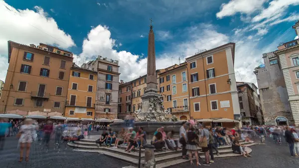 Çeşme timelapse hyperlapse Doğum Via Nazionale olduğunu bir piazza (Belediye Meydanı) Roma, İtalya, Güney tarafında Panteon Roma, İtalya, bulunur. Bulutlu mavi gökyüzü