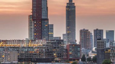Rotterdam, Hollanda 'daki Katendrecht yarımadası ve Maashaven limanının hava ve gece geçiş zamanı. Şehir silueti modern gökdelenler ve geleneksel Hollanda rıhtım evleri