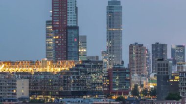 Hollanda Rotterdam 'daki Katendrecht yarımadası ve Maashaven limanının panoramik hava geçiş zamanı. Şehir silueti modern gökdelenler ve geleneksel Hollanda rıhtım evleri